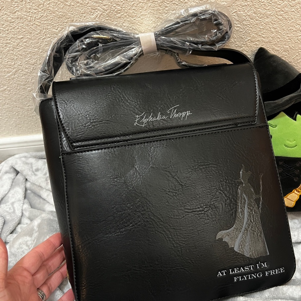 Her Universe Wicked Elphaba Messenger Bag Flying Free, Wicked Squishmallows - Picture 7 of 12